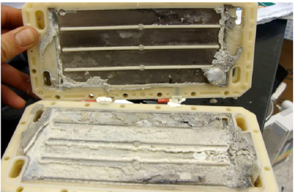 Tấm điện cực bị bám cặn canxi làm giảm tuổi thọ máy điện giải