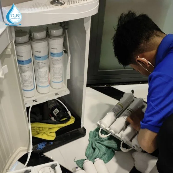 Kỹ Thuật Viên CWS Đang Thay Thế Lõi lọc Toshiba F-1686-RO Và Các Bộ Lõi Khác Tại Nhà Khách