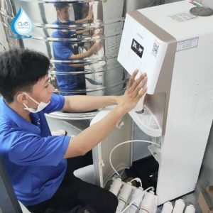 Kỹ thuật viên CWS kiểm tra, sửa chữa máy lọc nước Toshiba
