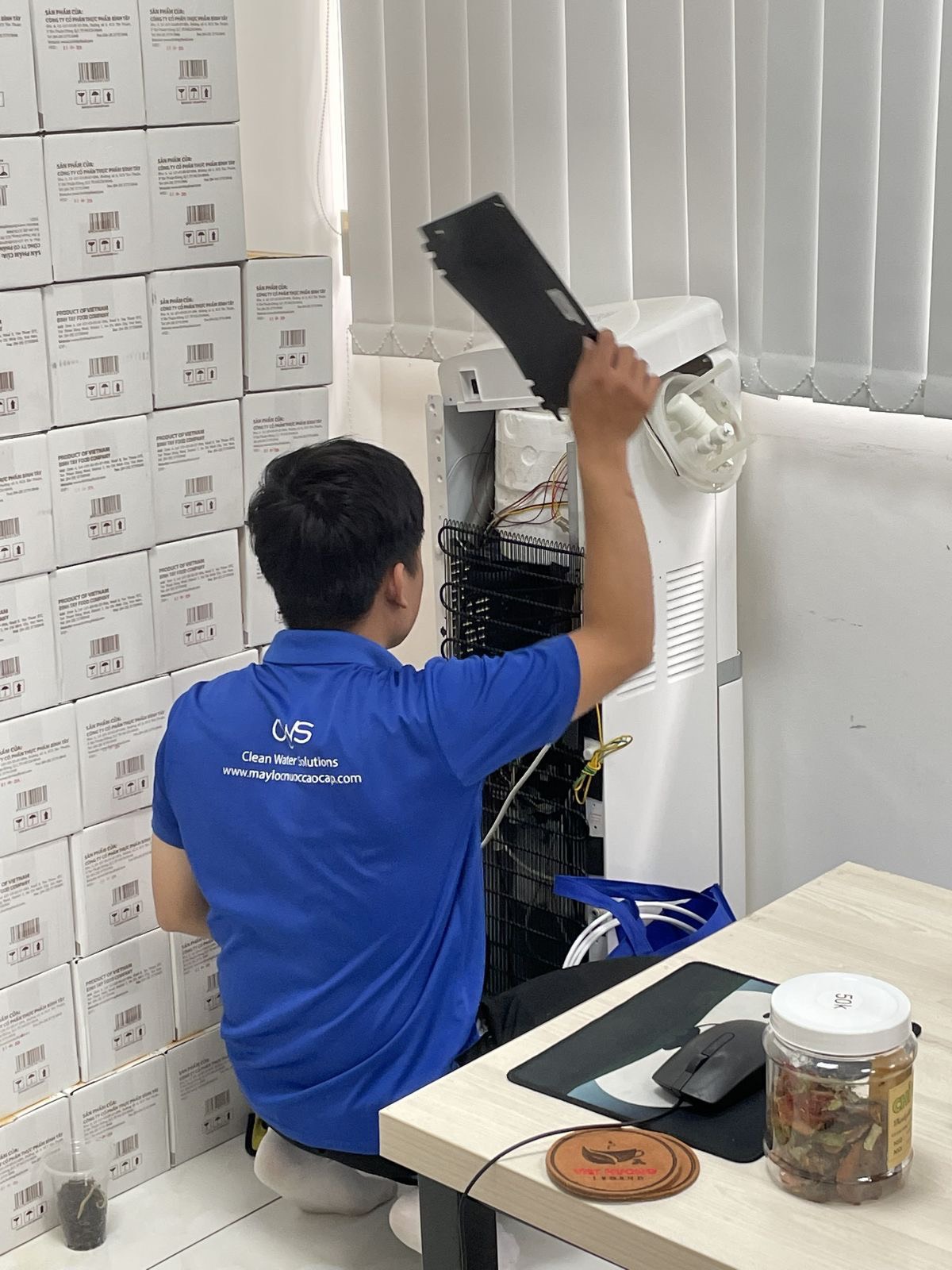 Nhân viên CWS bảo trì, vệ sinh máy nóng lạnh văn phòng định kỳ để máy hoạt động tốt nhất
