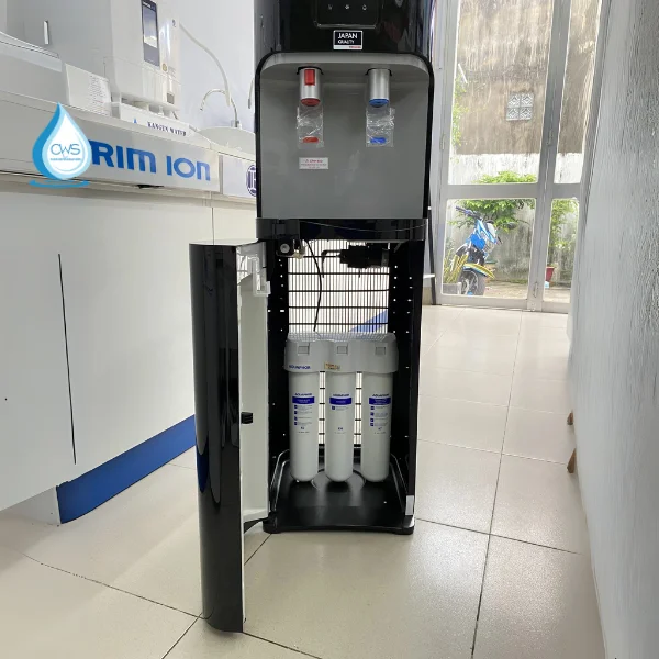 Ngăn tủ bên dưới thiết kế riêng để chứa bộ lọc một cách rộng rãi và dễ dàng thay lõi, vệ sinh